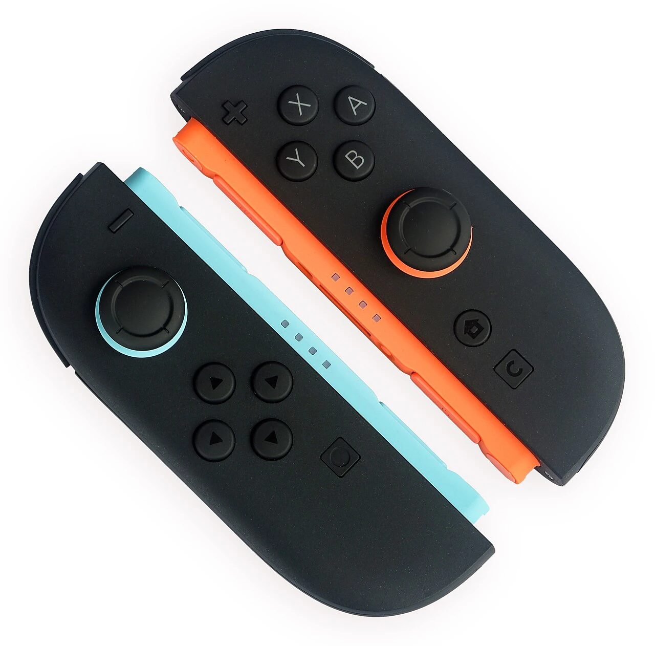 Par Joy-Con 2 kontrolera s plavim i narančastim detaljima.